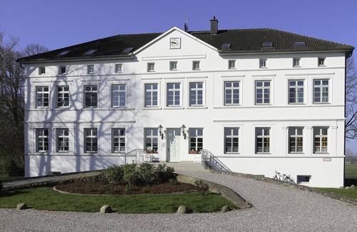 Blengow Apartment | Pet-Friendly Herrenhaus Blengow App.1 with Breakfast Included