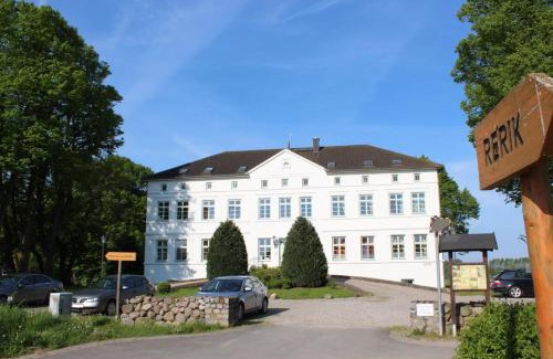 Rerik Apartment | Cozy Herrenhaus Blengow App.06: Pet Friendly & Breakfast