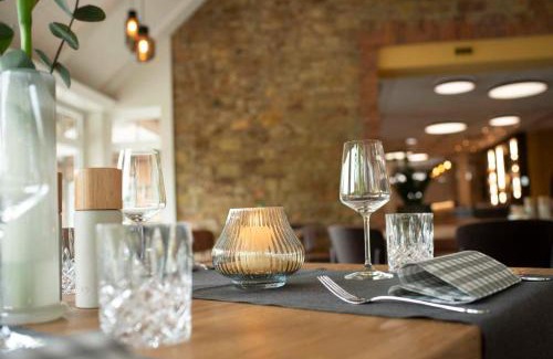 Ankum Hotel | Discover Herrenhaus im Artland: Oceanfront Family Retreat