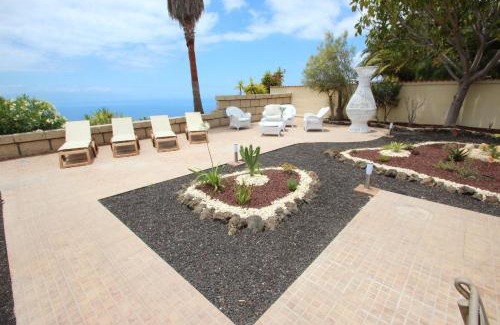 Chio House | Relaxing Ferienhaus in Guía De Isora with Spacious Terrace