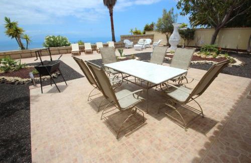 Chio House | Relaxing Ferienhaus in Guía De Isora with Spacious Terrace