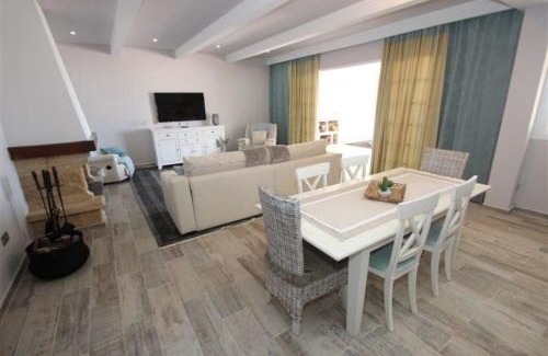 Chio House | Relaxing Ferienhaus in Guía De Isora with Spacious Terrace