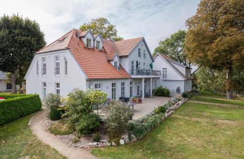 Muritz Apartment | Comfortable Herrenhaus Jürgenshof with Hot Tub & Family Perks