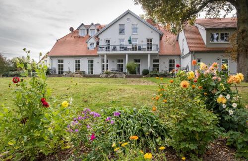 Muritz Apartment | Comfortable Herrenhaus Jürgenshof with Hot Tub & Family Perks