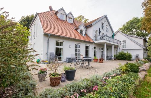Muritz Apartment | Comfortable Herrenhaus Jürgenshof with Hot Tub & Family Perks