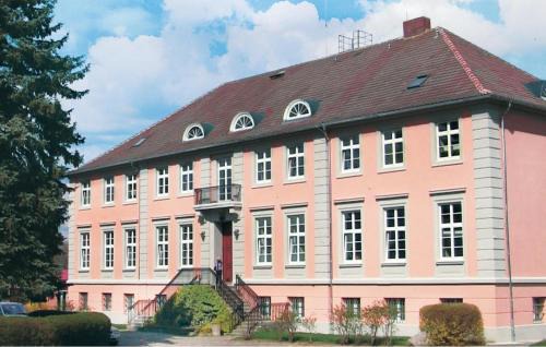 Lubbenow House | Discover Herrenhaus Lbbenow: Family-Friendly with Pool