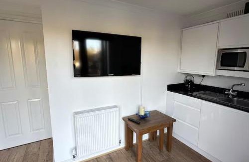 Hertford Apartment | Riverview Retreat: Modern Amenities in Town Centre
