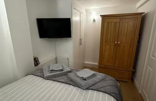 Hertford Apartment | Riverview Retreat: Modern Amenities in Town Centre