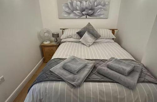 Hertford Apartment | Riverview Retreat: Modern Amenities in Town Centre