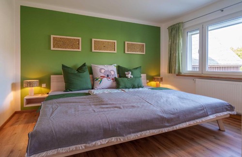 Kleinneuschonberg Apartment | Exceptional HERZstück Erzgebirge: Child-Friendly Retreat
