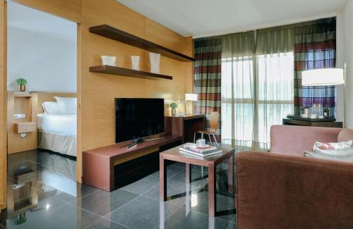 L'Hospitalet de Llobregat Apartment | Hesperia Fira: Pet-Friendly Stay with Great Amenities