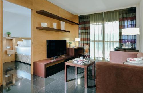 L'Hospitalet de Llobregat Apartment | Hesperia Fira: Pet-Friendly Stay with Great Amenities