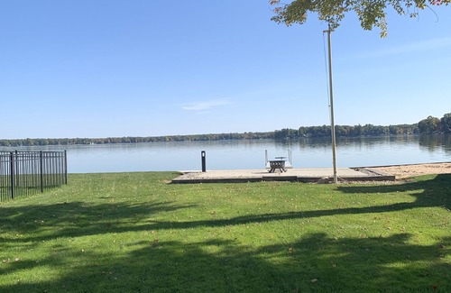 Newaygo Cottage | Discover Hess Lake Hideout: Cozy Cottage with Spa & Pool