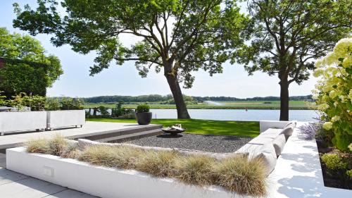 Kessel Bed & Breakfast | Elegant Het Raadhuys Design B&B with Breakfast & Top Rating