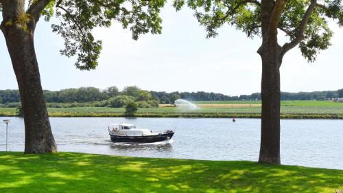 Kessel Bed & Breakfast | Elegant Het Raadhuys Design B&B with Breakfast & Top Rating