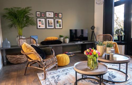 IJzendijke Apartment | Beautiful Het Zeeuwse Bloemenhuis with Ocean Views