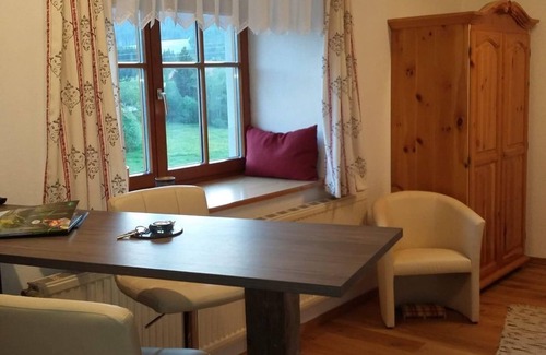Zeutschach Apartment | Cozy Heublumenzimmer at Tonibauer with Breakfast Included