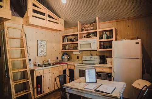 Ellisville Cabin | Discover Hey Y’all: Top-Rated with Spa and Breakfast