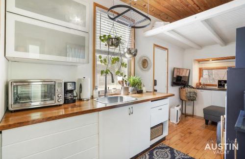 Blackshear-Prospect Hill Apartment | Featured Tiny Home with Hot Tub, Near East 6th St