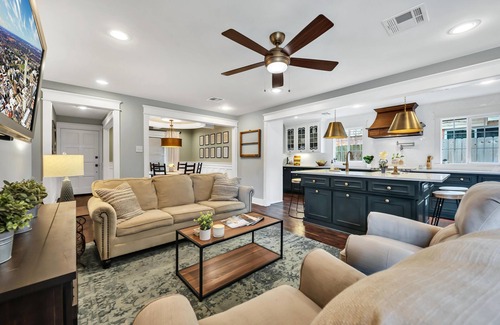 Waco House | Guest Rated 10/10: HGTV's FIXER UPPER "The Plain Jane" with Ocean View