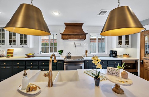Waco House | Guest Rated 10/10: HGTV's FIXER UPPER "The Plain Jane" with Ocean View
