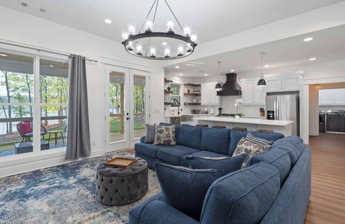 Eatonton House | Lakefront Living - Family-Friendly with Pool & Kitchen