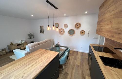 El Brillante Apartment | Exceptional HH7 House: 4-Star Poolside Retreat for Families