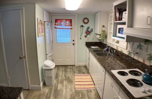 Folly Field Cottage | Beautiful HHI Cottage: Steps to Beach & Private Pool Retreat