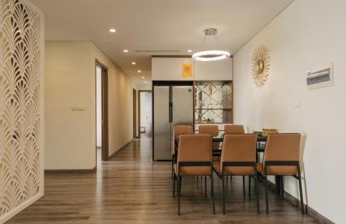 Dong Da Apartment | Cozy Hi-Home: City View Apartment with Pool in Hong Kong