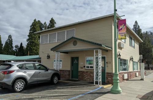 Weed Hotel | Comfortable Stay at Hi-Lo Motel, Cafe and RV Park