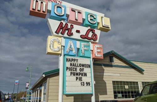 Weed Hotel | Comfortable Stay at Hi-Lo Motel, Cafe and RV Park