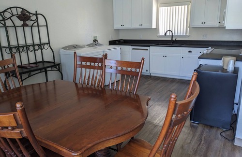 Weed Hotel | Cozy Hi-Lo Motel & RV Park: Family-Friendly with Dining