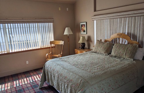 Weed Hotel | Cozy Hi-Lo Motel & RV Park: Family-Friendly with Dining