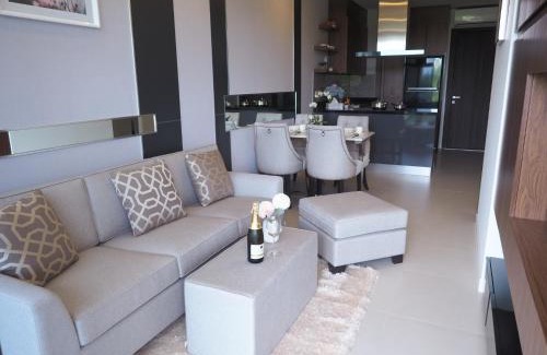 Kram Apartment | Oceanfront Retreat at Hi Sea E272, Mae Pim Beach