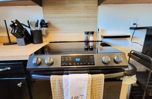 North Charleston House | HI-TEK MANOR: Central Location & Modern Amenities Await