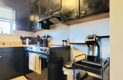 North Charleston House | HI-TEK MANOR: Central Location & Modern Amenities Await