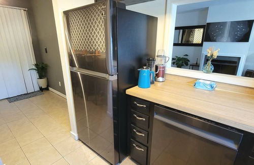 North Charleston House | HI-TEK MANOR: Central Location & Modern Amenities Await