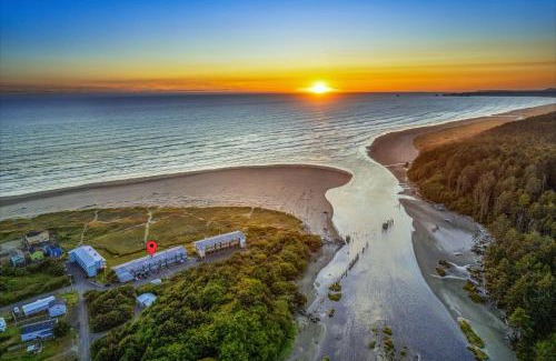 Moclips Hotel | Oceanfront Hi-Tide Resort: Pet Friendly & Family Ready