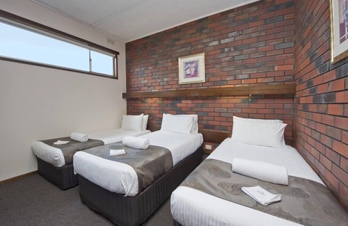 Stawell Hotel | Discover Hi Way Eight Motor Inn: Family-Friendly Retreat