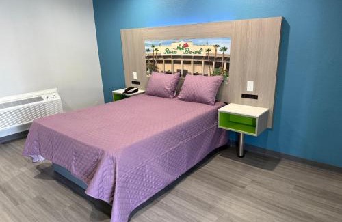 East Pasadena Hotel | Convenient Hi-Way Host Motel with Breakfast & Accessibility