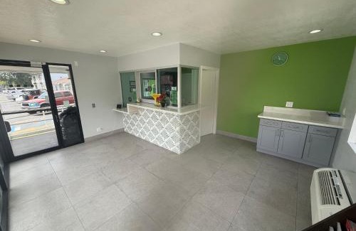East Pasadena Hotel | Convenient Hi-Way Host Motel with Breakfast & Accessibility