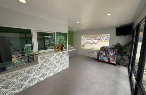 East Pasadena Hotel | Convenient Hi-Way Host Motel with Breakfast & Accessibility