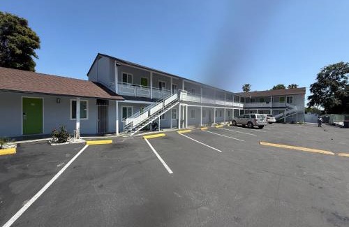 East Pasadena Hotel | Convenient Hi-Way Host Motel with Breakfast & Accessibility