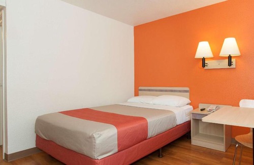 Davis Hotel | Pet-Friendly Hi - Wheel Flats with Pool & Accessible Comfort