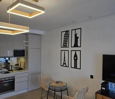 Pont Blondin Apartment | Bright Hiba's Studio: Family-Friendly Retreat with Pool