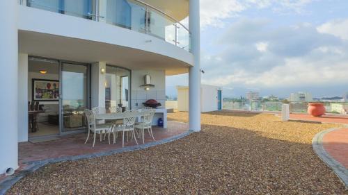 Strand Apartment | Oceanfront Hibernian Towers: 4-Star Self Catering Haven