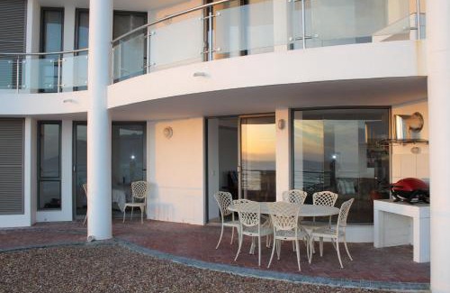 Strand Apartment | Oceanfront Hibernian Towers: 4-Star Self Catering Haven