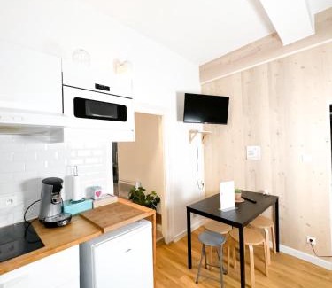 Les Arceaux Apartment | Family-Friendly Hibiscus Appartement T2 on Avenue de Lodeve