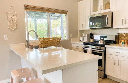 Keaau Apartment | Oceanfront Hibiscus Hale with Full Kitchen & King Bed