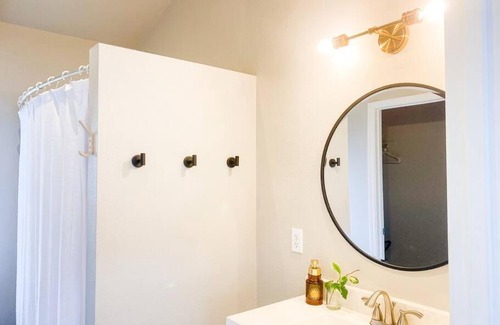 Keaau Apartment | Oceanfront Hibiscus Hale with Full Kitchen & King Bed